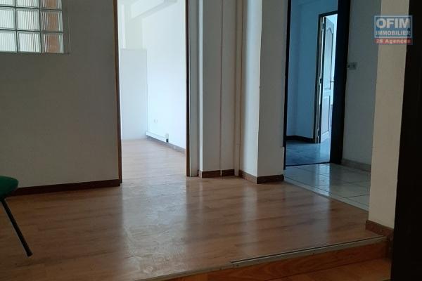 A Louer Bureaux de 260 m² sur deux niveaux au centre ville de Saint-Denis avec parkings