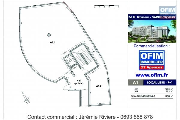 A vendre local commercial neuf de 197m² avec parking idéalement situé à Sainte Clotilde