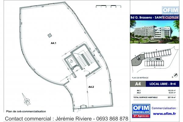 A vendre local commercial neuf de 227m² avec parking idéalement situé à Sainte Clotilde