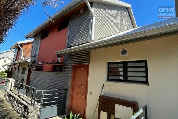 A vendre appartement de type 3 en duplex dans résidence avec piscine à la saline les bains.