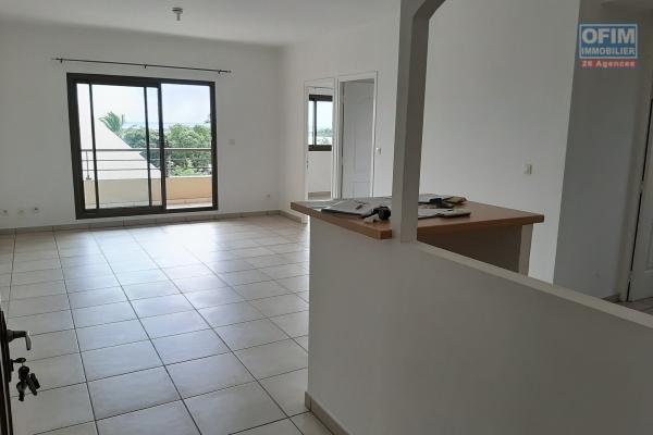 A louer bel appartement type F3 à usage professionnel avec Parking à Sainte-Clotilde