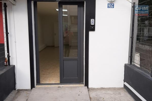A louer local professionnel de 35 m² + 1parking, refait à neuf sur Sainte-Clotilde