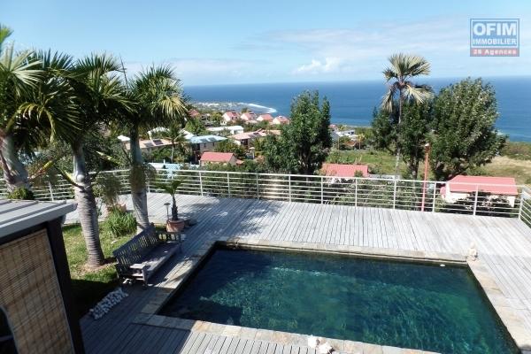 Belle villa F5 de 245 m² en R+combles implantée sur 546 m² de terrain avec piscine en pierre, vue mer et montagne imprenable.