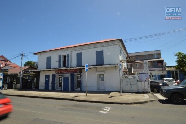 /!\ BAISSE DE PRIX /!\ ofim vous propose à la vente cette immeuble comprenant 4 appartements et 2 Locaux commerciaux à sainte suzanne.
