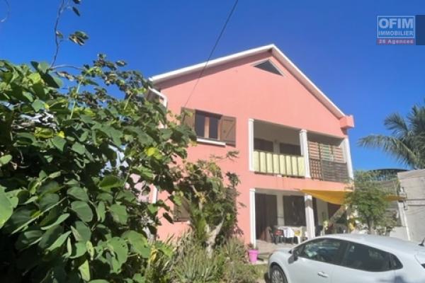 À vendre ensemble immobilier composé de deux appartements de type 4 tout proche du lagon de Saint-Pierre.