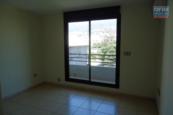 En vente studio dans la residence Lobellia à Ste Clotilde, proche universités et toutes commodités.