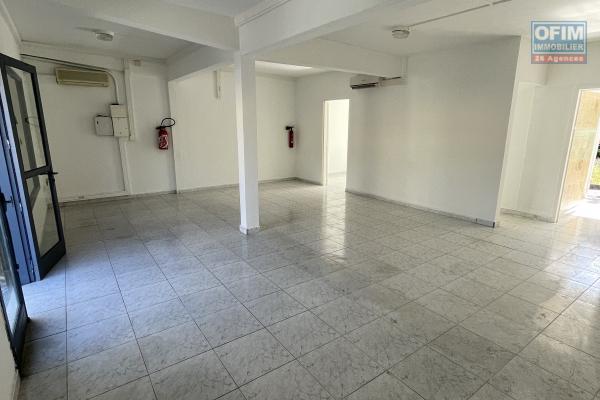 A VENDRE LOCAUX COMMERCIAUX (IDEAL POUR INVESTISSEMENT LOCATIF)