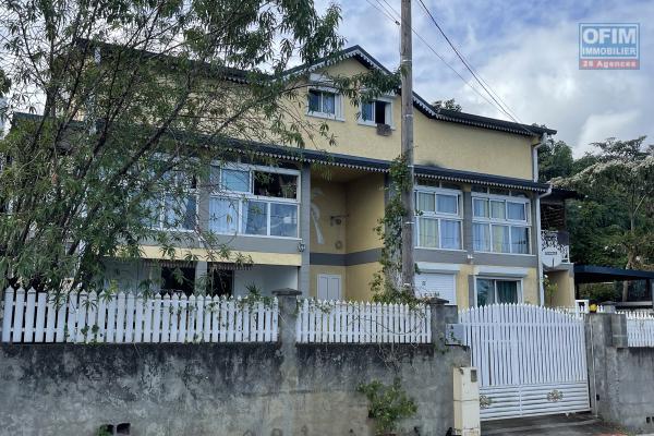 À vendre ensemble immobilier composé de trois appartements avec jardin à La Saline Les Hauts.