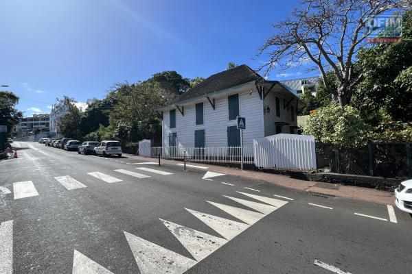 Terrain de 1828 m2, avenue du Général de Gaulle, soit plein centre ville des Avirons, idéal pour une promotion immobilière.