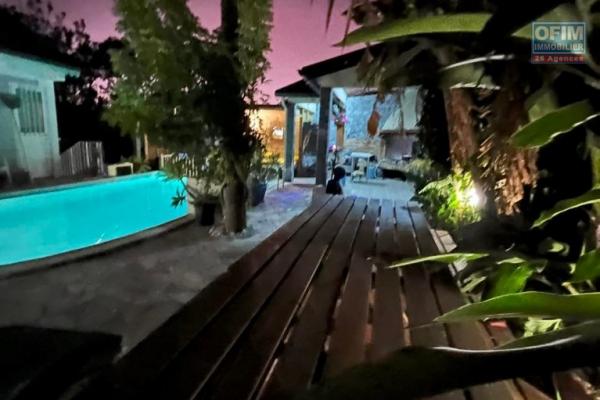 A vendre magnifique villa de type F4 plus F2 d'environ 240 m² avec garage et piscine sur un terrain d'environ 970 m² au Tampon 12 éme