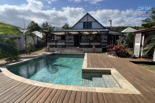 Jolie maison bois F4+ implantée sur 929 m2 en parfait état avec bungalow, pool house, piscine + jaccuzi, située à l'entrée sud d'Etang Salé en impasse à 22 m d'altitude sans vis à vis.