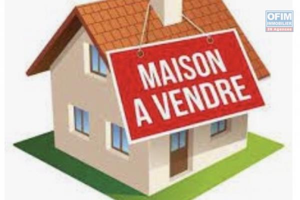 A vendre ensemble immobilier de type 11 sur une parcelle de 523m2 au centre de st gilles les bains proche de la plage des roches noires.