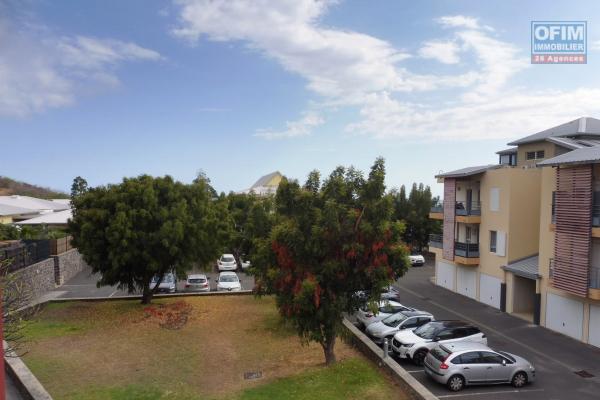 Bel appartement trois pièces, St Gilles Les Bains.