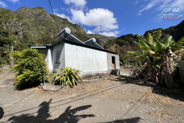 Au Petit Serré, une maison F4 plein pieds de 100 m² implantée sur 6180 m² de terrain plat, vue montagne et rivière imprenable.