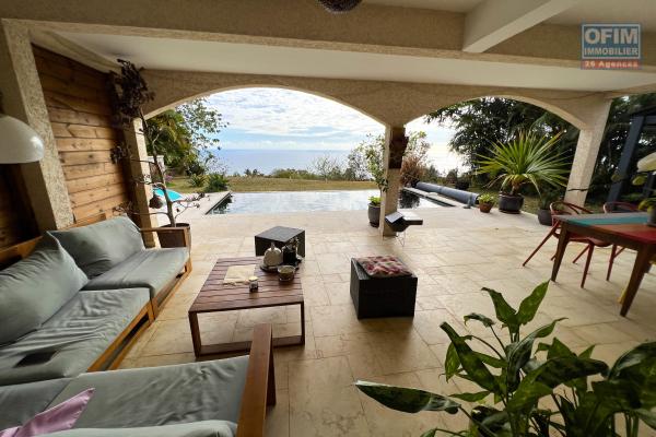 Maison F5 en R+1de 150 m² utiles + bungalow, implantés sur un terrain de 570 m2 plat avec vue mer imprenable et piscine au sel chauffée