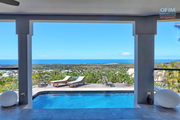 Maison d'exception de 222 m2 utiles en R+1 + piscine implantée sur 1034 m2 de terrain avec pleine vue imprenable océan et forêt