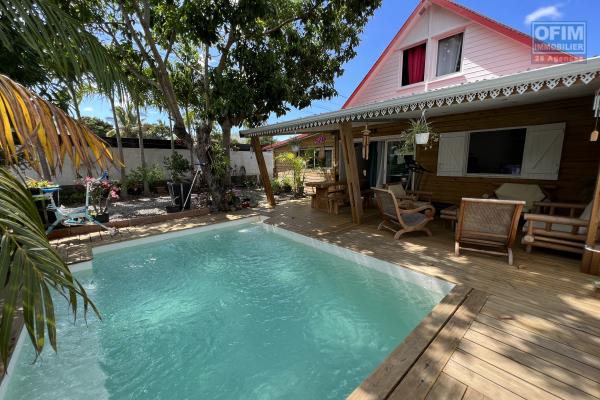 Belle maison entièrement rénovée de type F4+ de 150 m2 utiles implantée sur 442 m2 de terrain avec piscine neuve chauffée.