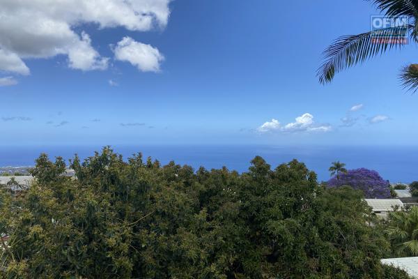 A vendre jolie maison au centre ville du Guillaume Saint-Paul avec vue imprenable sur mer.