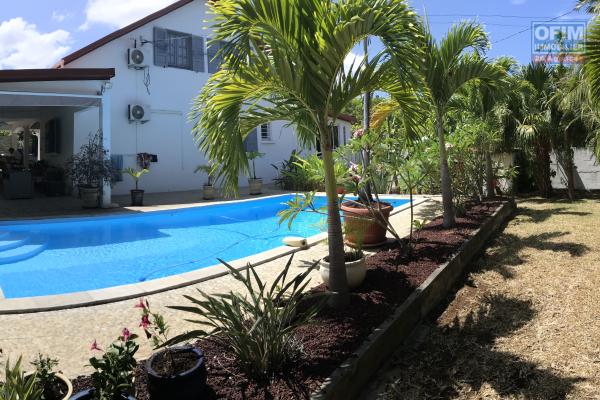 Belle villa F7 de 190 m2 et garage sur jardin arboré de 900 m2 avec piscine à La Rivière
