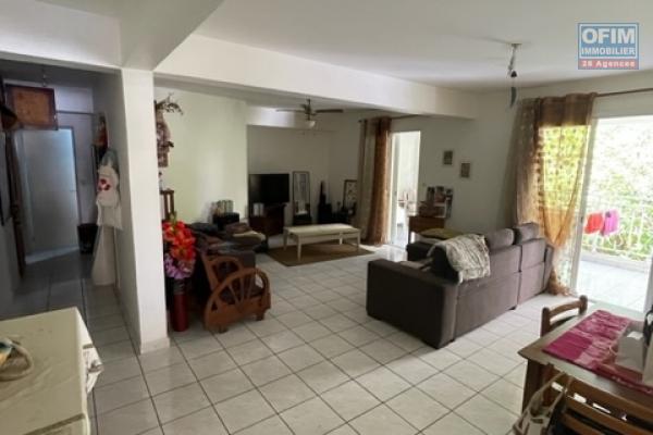 A vendre appartement de type 3 / 4 à st gilles les bains centre.