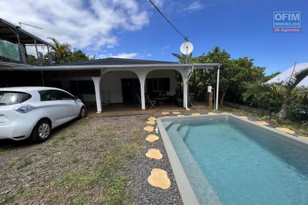 Maison F4 construite en 2002 de 130 m2 habitables plus varangue de 60 m2, terrain 521 m2 avec piscine.