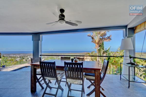 Maison d'exception de 222 m2 utiles en R+1 + piscine implantée sur 1034 m2 de terrain avec pleine vue imprenable océan et forêt