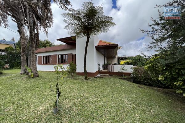 A vendre maison de type 4 + garage sur 1441 m2 de terrain au Guillaume St-Paul.