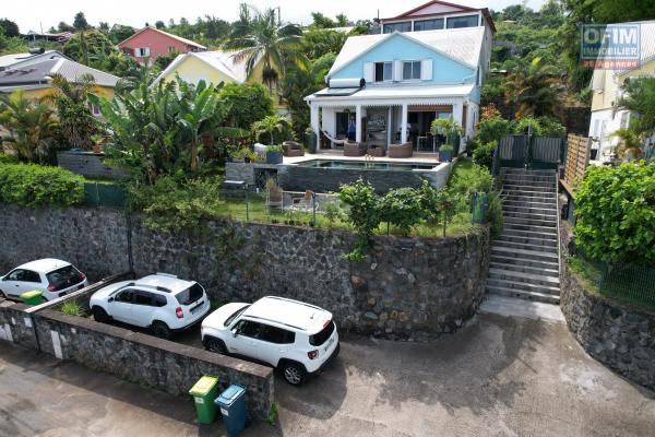 A saisir belle maison de type 4 à étage avec piscine en pierre chauffée avec vue mer à Bellemene canot St-Paul.