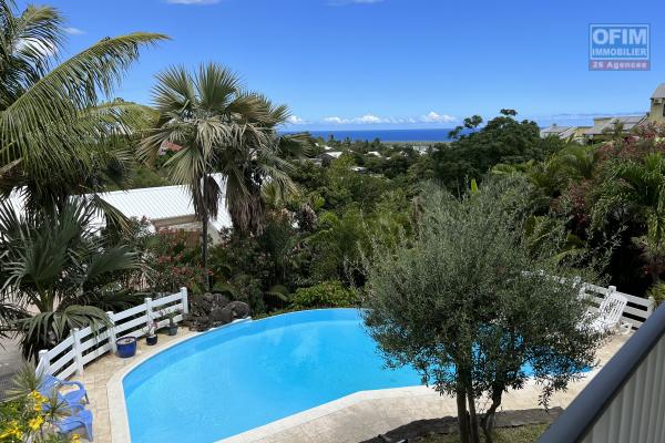 Magnifique propriété (230 m2) F5 + F2 + piscine à débordement à 100 m d'altitude implantée sur 1700 m2 de terrain pleine vue mer.