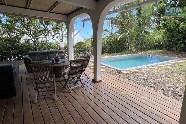 Maison F4 construite en 2002 de 130 m2 habitables plus varangue de 60 m2, terrain 521 m2 avec piscine.
