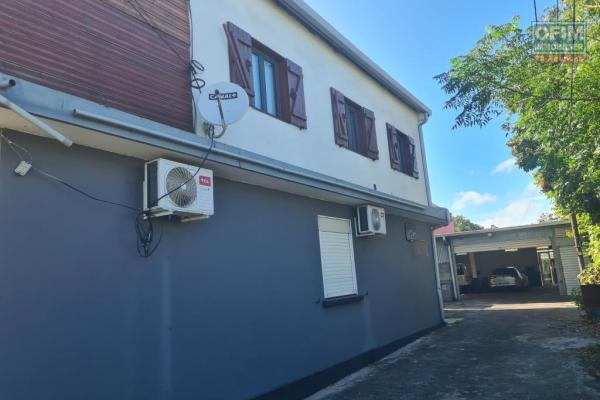 A vendre un ensemble immobilier comprenant une maison de type F4/5, un hangar, un hangar de stockage, un local commercial et un appartement de type F4