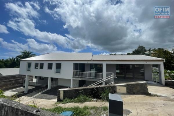 A vendre local commercial de 115 m2 + Jardin de 120 m2 à St-Gilles-Les-Hauts.
