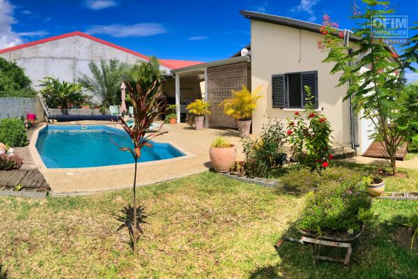 Belle villa F3/4 de 90 m2 avec piscine sur terrain de 610 m2 proche centre ville de La Rivière