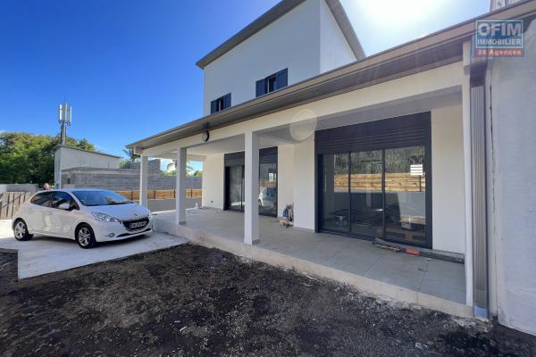 Maison neuve de type 4 en R+1 de 100 m2 utiles implantée sur 274 m2 de terrain dans un endroit calme et proche de toute commodité.