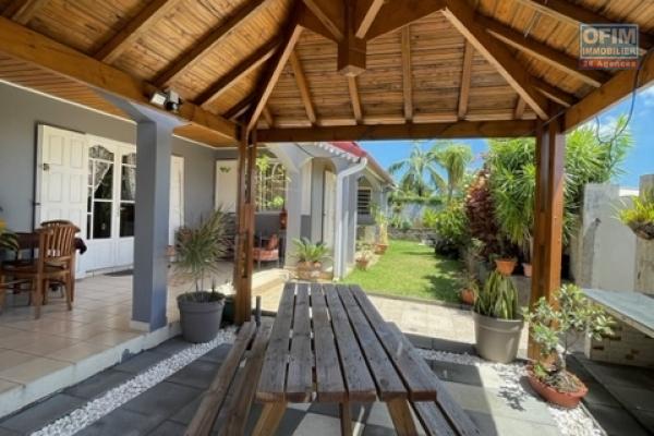 A vendre grande maison de type 7 sur 400 m2 de terrain proche des commerces et des écoles.