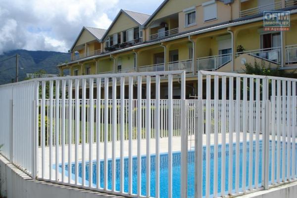 A vendre joli appartement entièrement rénové de type F2 d'environ 52 m² dans résidence avec piscine au Tampon 14éme