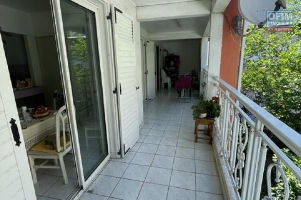 A vendre appartement de type 3/4 de 86m2 au centre de St-Gilles-Les-Bains.