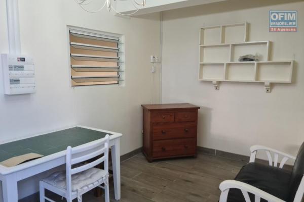 A louer joli et grand studio MEUBLE récent d'environ 30 m² au centre ville du Tampon