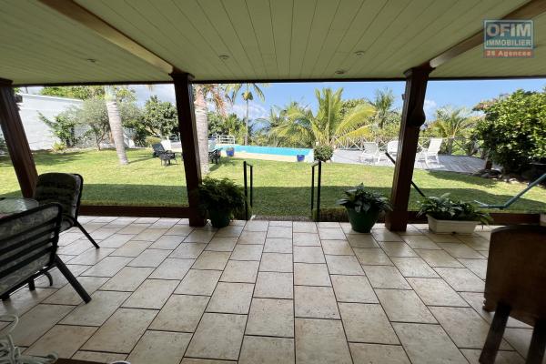 Deux maisons plain-pied de type 3/4 (85 m2) et de type 3 (50 m2) avec garage, belle piscine à débordement, au sel, chauffée et vue mer imprenable sur 1040 m2 de terrain plat.