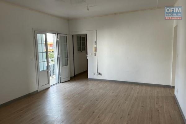 A louer appartement en local professionnel en centre ville de Saint-André