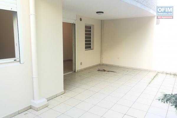 A louer joli appartement T2 avec terrasse, grand jardin et place de parking privée à Ste Clotilde - résidence Coquelicots 3