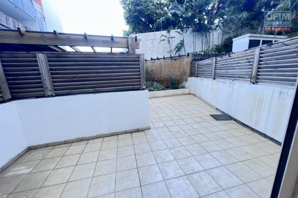A louer large studio avec terrasse, grande cour et place de parking privées à Ste Clotilde - résidence Papyrus