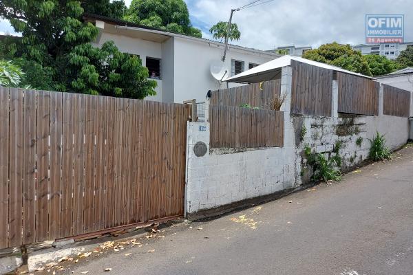 A vendre ancienne case de 105 m2 à démolir sur une parcelle de 222 m2 à la Trinité