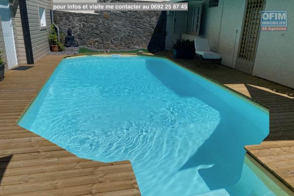 A louer (à l'année) studio entièrement refait dans une petite copropriété avec piscine, rue Voltaire à St Denis. Loyer tout compris: eau, EDF, internet.