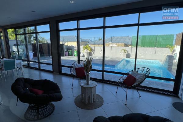 Maison F4++ de standing, en R+ combles, de 157 m2 habitables avec piscine chauffée et au sel, le tout implantée sur 438 m2 de terrain en lotissement sécurisé.