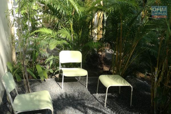 A LOUER OFIM // Studio meublé de 24m2 avec jardinet sur l'Ermitage les Bains