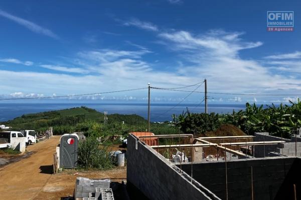 Maison en fin de construction de type 5 à la Petite Ile avec garage, varangue, vue mer imprenable, sur 375 m2 de terrain.