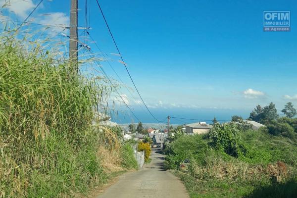 A vendre Terrain constructible avec petite vue dégagée.