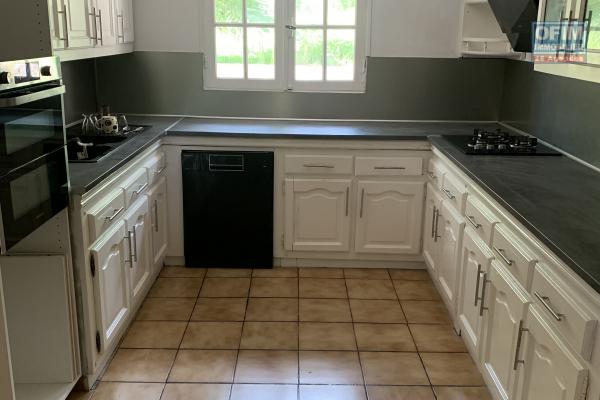 A Louer superbe appartement (haut de villa) de 106 m2 à sainte marie