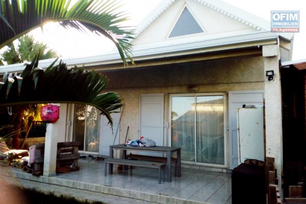 Belle villa 5 pièces duplex, d'une surface habitable de 135 m², avec studio meublé indépendant, ensemble implanté sur un terrain plat de 490 m², situé à la Pointe des Châteaux à St Leu.